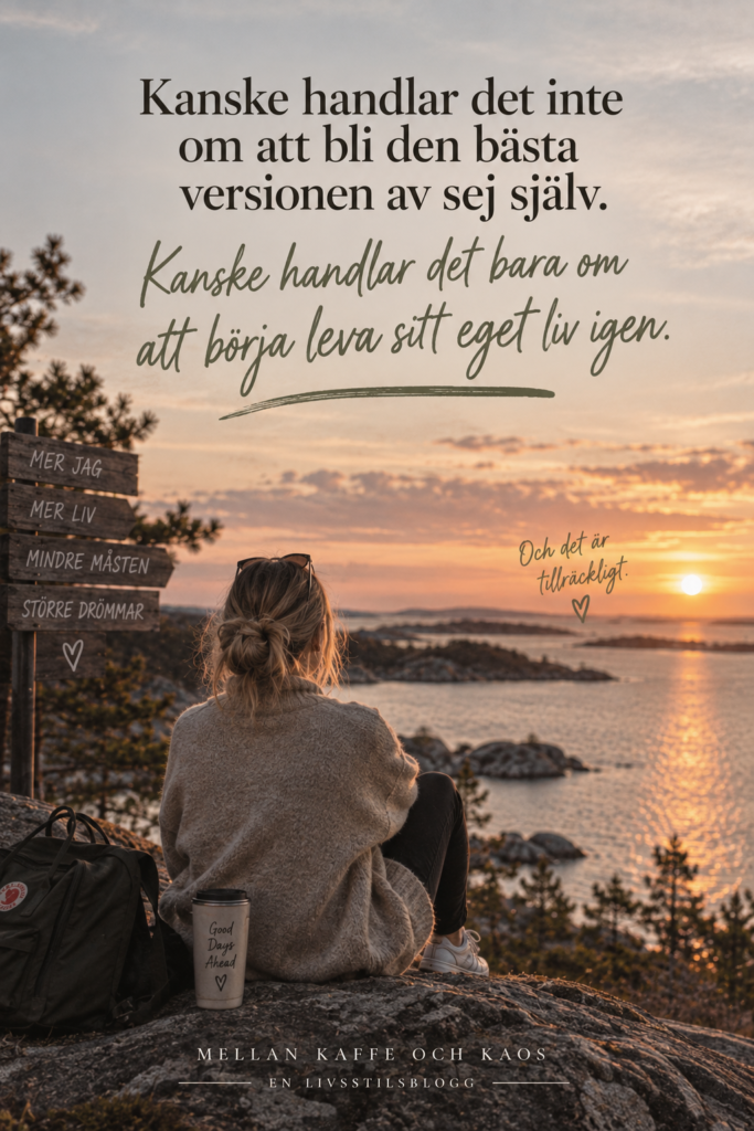Kvinna som sitter vid havet i solnedgången med ett citat om att börja leva sitt eget liv igen.